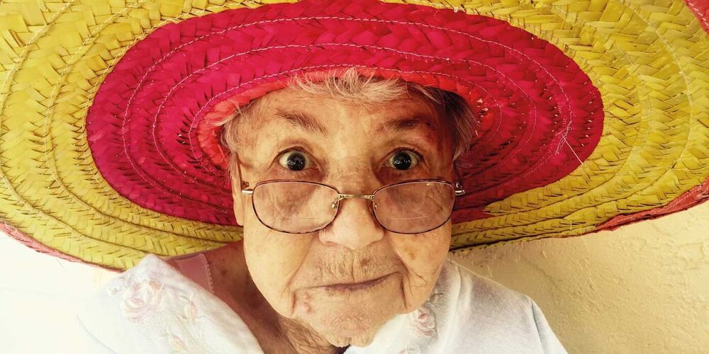 Eine Seniorin mit einem Sombrero