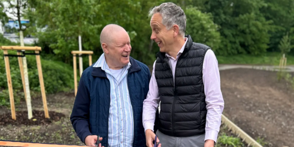 Einrichtungsleiter Peter Kaufmann mit einem Bewohner des Memory Zentrums bei der Eröffnung des Memorypfades